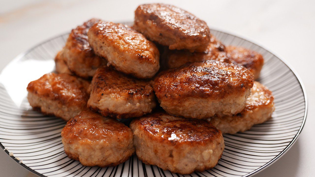 Експерти пояснили, чому картопляне пюре та котлети не слід їсти разом. Фото: YouTube Alina FooDee