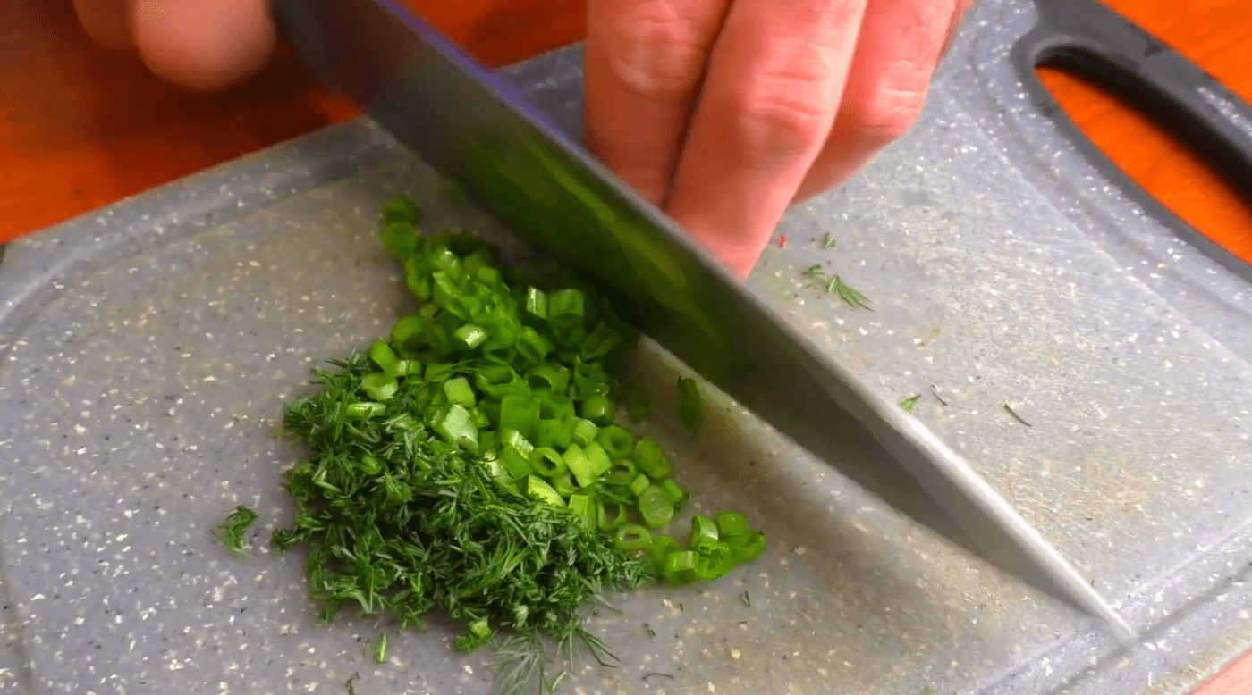 Кулінари розповіли, як приготувати салат-намазку з редиски нашвидкуруч. Фото: YouTube Кулинарная Гармония диетические рецепты