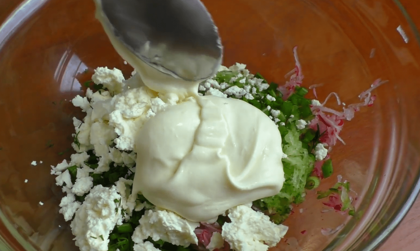 Кулінари розповіли, як приготувати салат-намазку з редиски нашвидкуруч. Фото: YouTube Кулинарная Гармония диетические рецепты