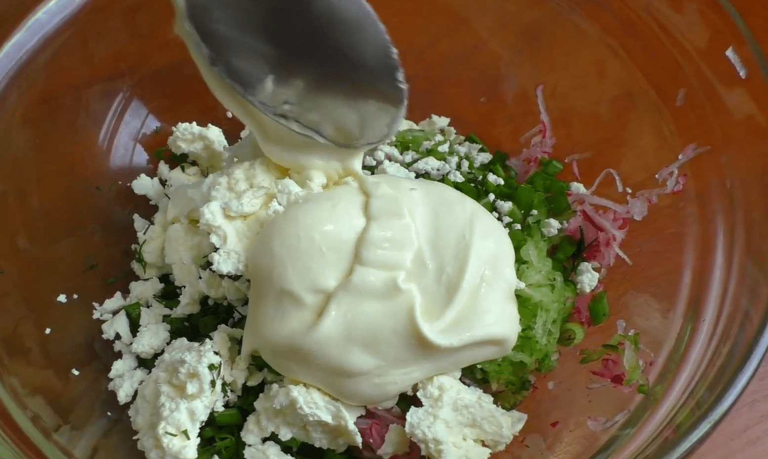 Кулінари розповіли, як приготувати салат-намазку з редиски нашвидкуруч. Фото: YouTube Кулинарная Гармония диетические рецепты