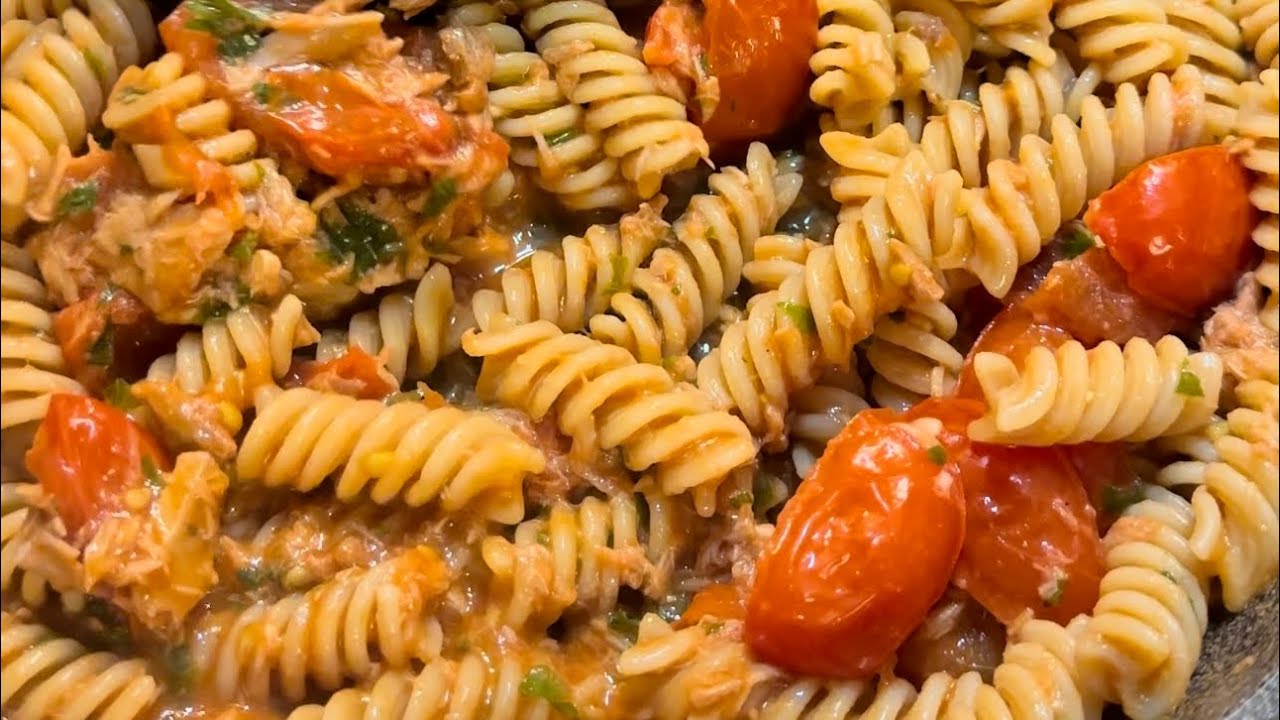 Господині поділились рецептом смачної заправки у макарони нашвидкуруч. Фото: YouTube СМАЧНІ РЕЦЕПТИ Готуй та Насолоджуйся!