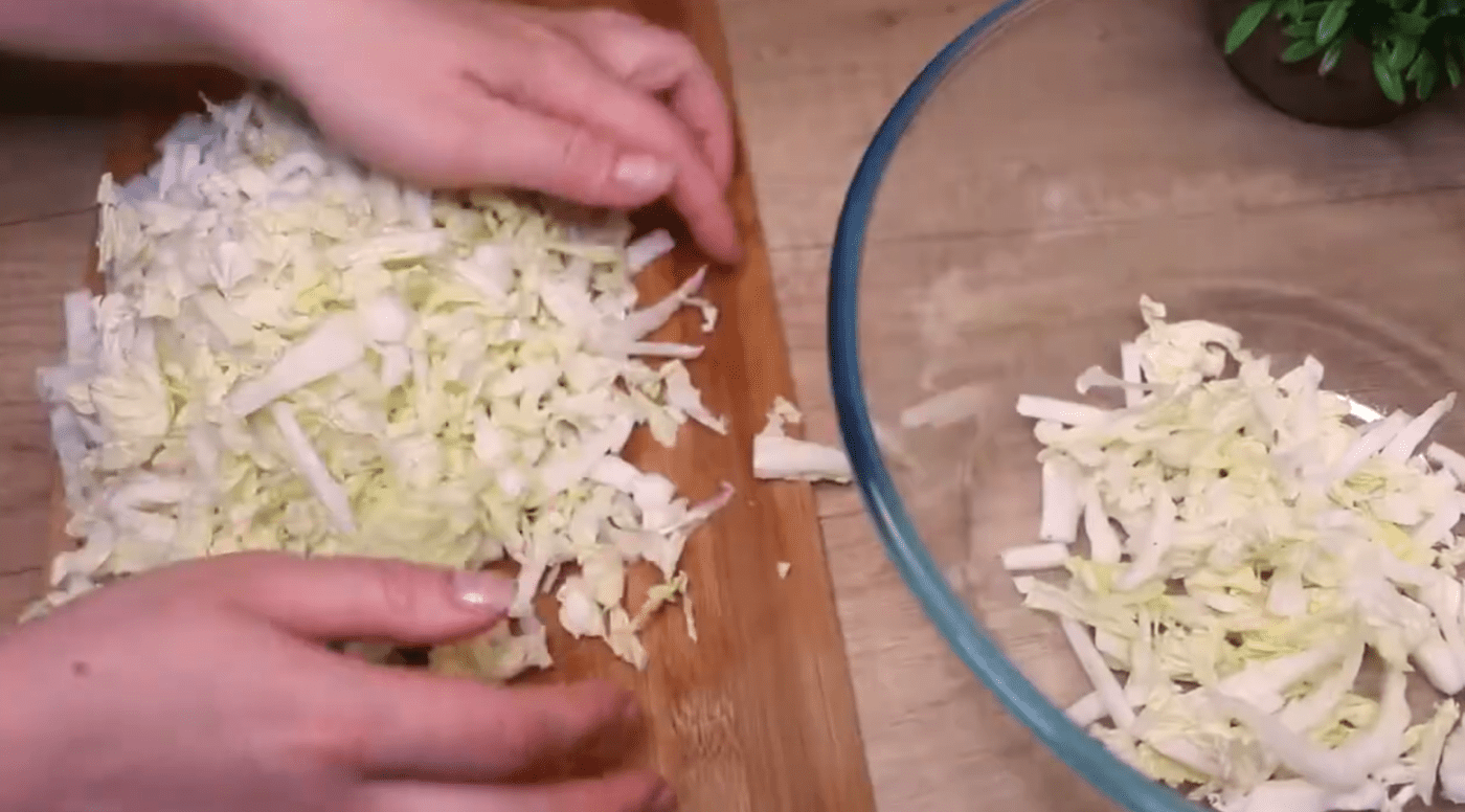 Кулінари розповіли, як приготувати салат з капусти та сухариків швидко. Фото: YouTube Вкусно с Анастасией Зефирка