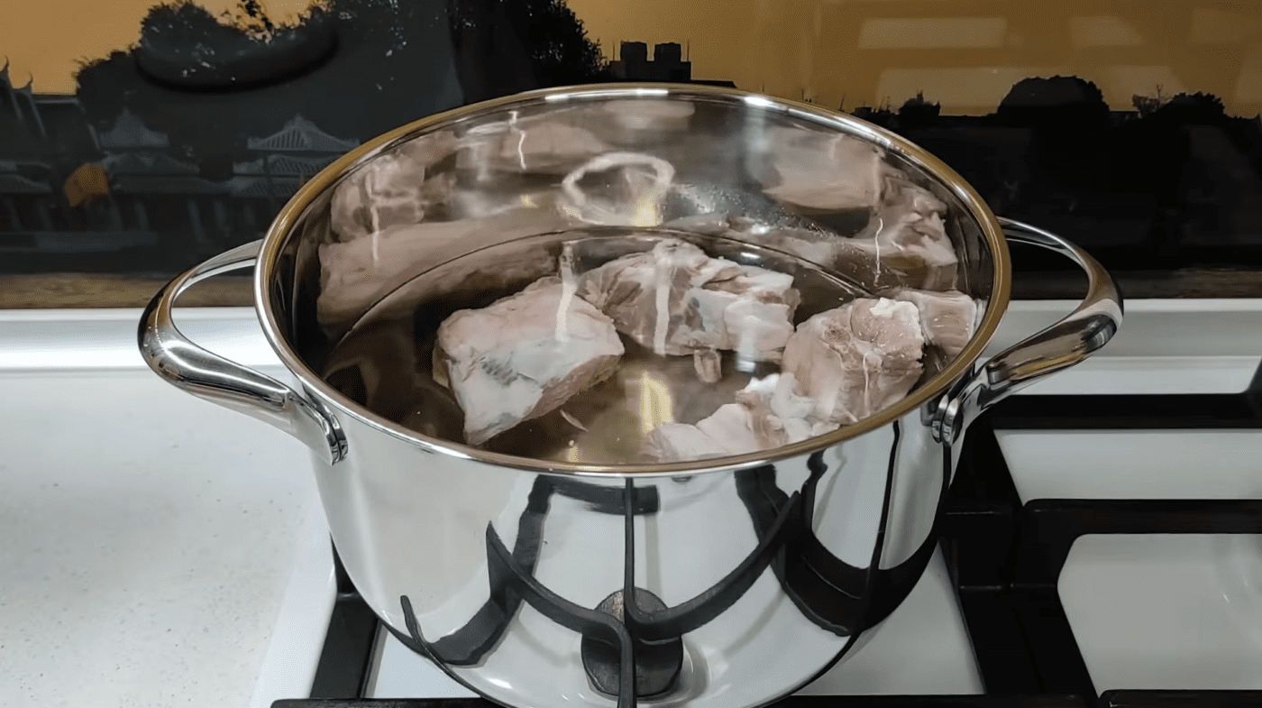 Експерти порадили, на чому краще варити зелений борщ для смаку. Фото: YouTube Кулінарні рецепти від Надії