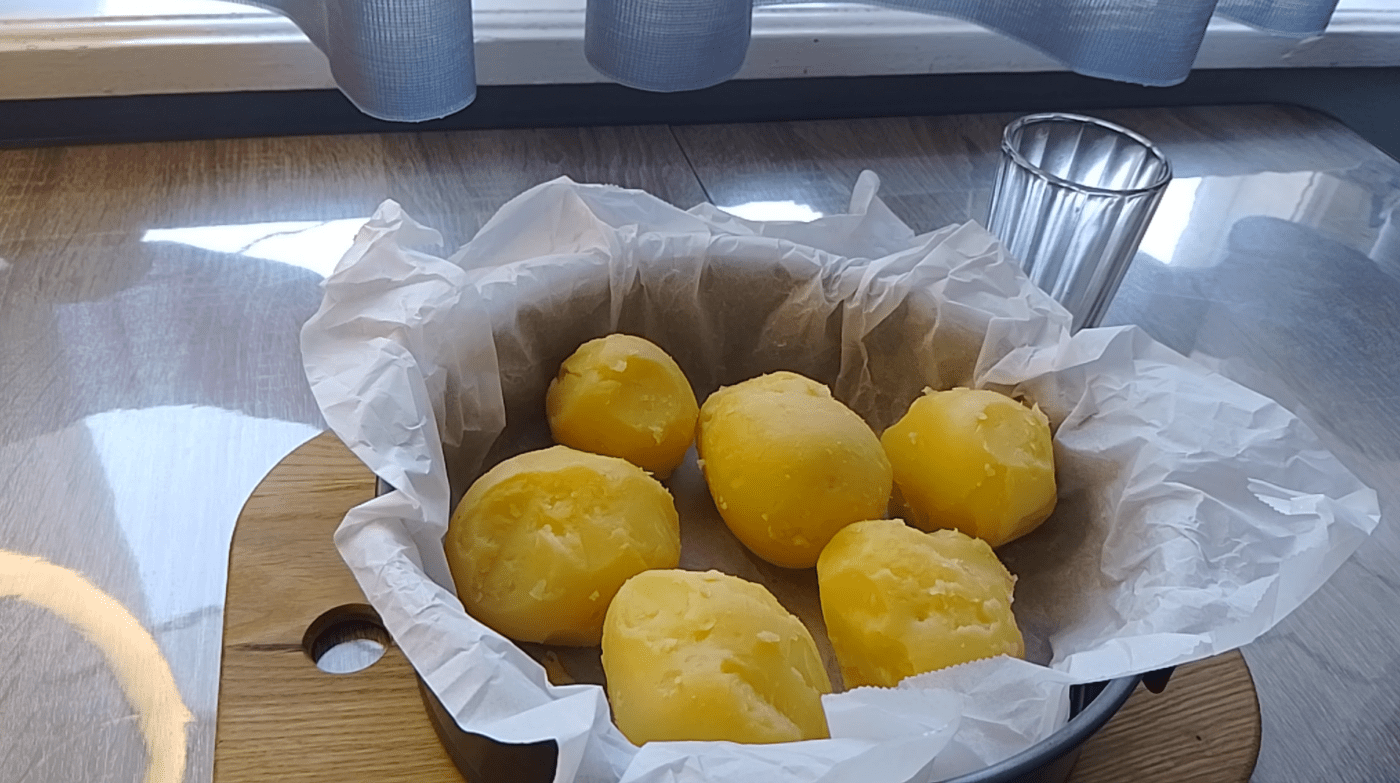 Господині поділились рецептом смачної і ситної вечері з фаршу. Фото: YouTube Готуємо з Людмилою