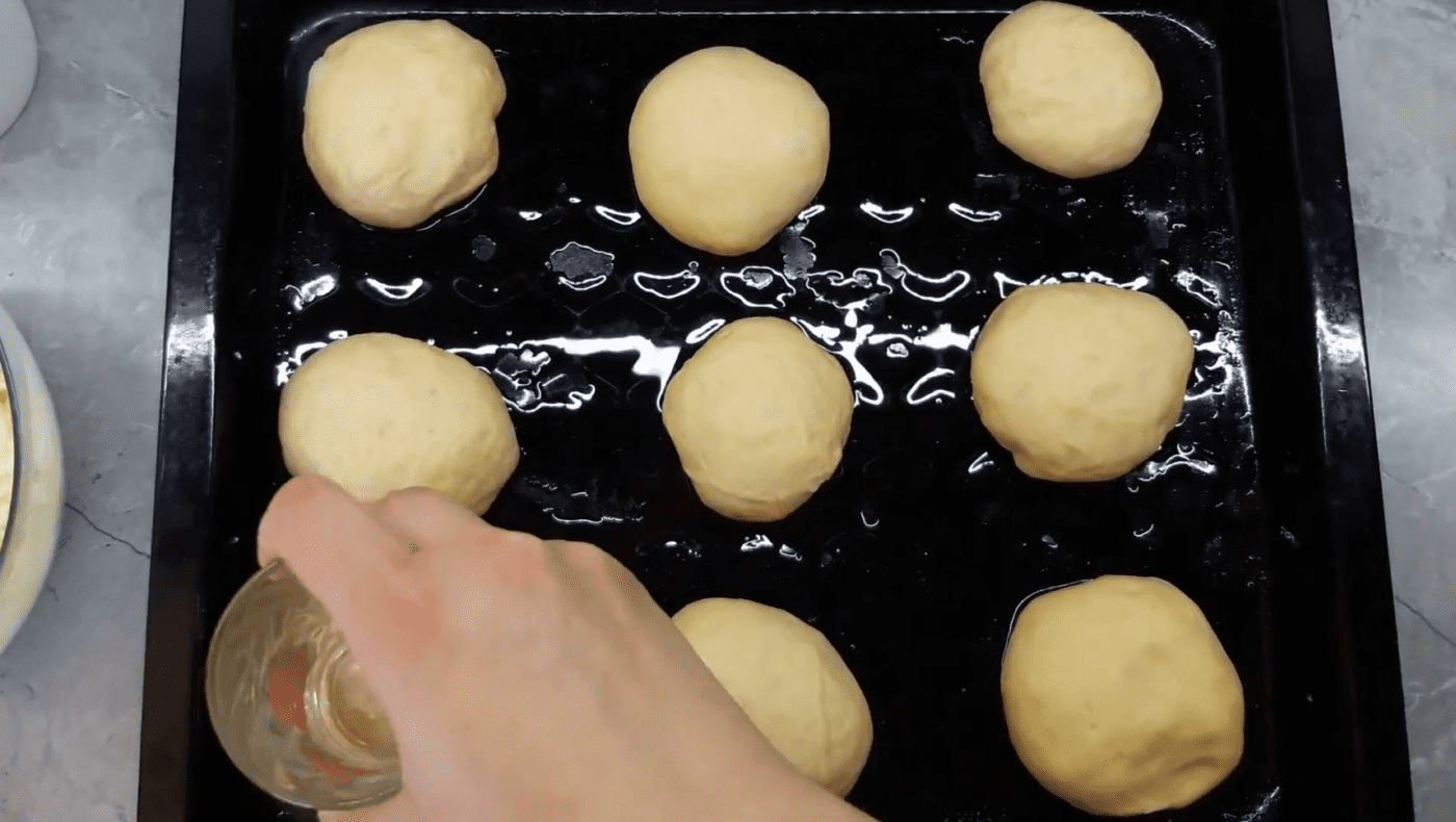 Експерти порадили рецепт лінивих ватрушок з тіста та сиру, що готуються швидко. Фото: YouTube Жити Смачно з Надією Феделеш (Жити Смачно)