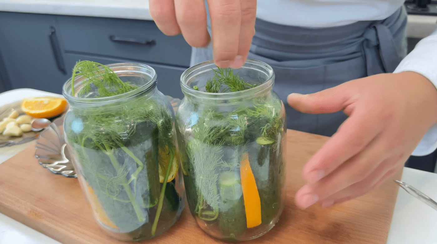 Кулінари розповіли, як швидко приготувати малосольні огірки. Фото: YouTube Іван Янюк