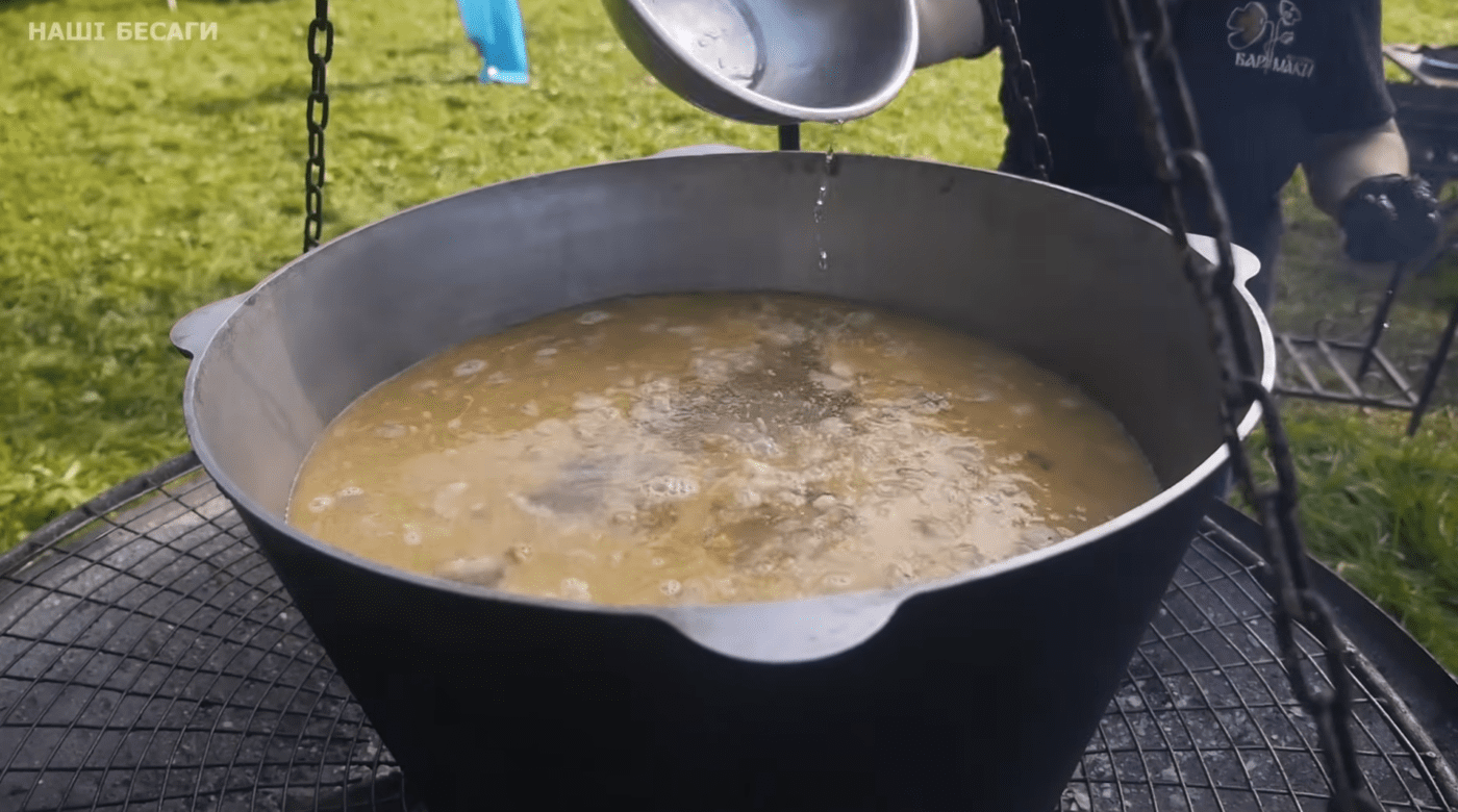 Кулінари розповіли, як приготувати пшоно, аби воно не гірчило. Фото: YouTube НАШІ БЕСАГИ - їжа та рецепти