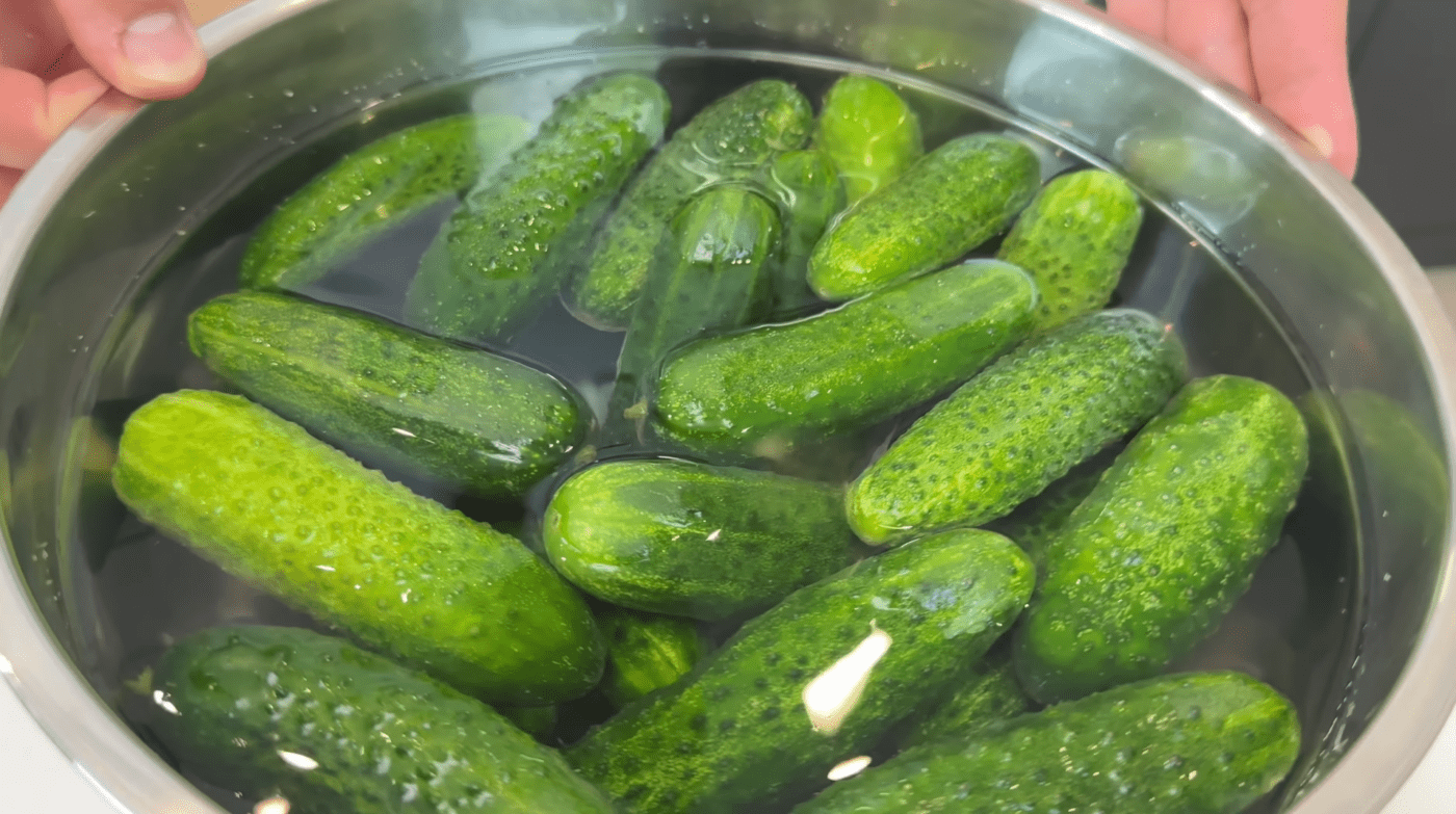 Кулінари розповіли, як швидко приготувати малосольні огірки. Фото: YouTube Іван Янюк