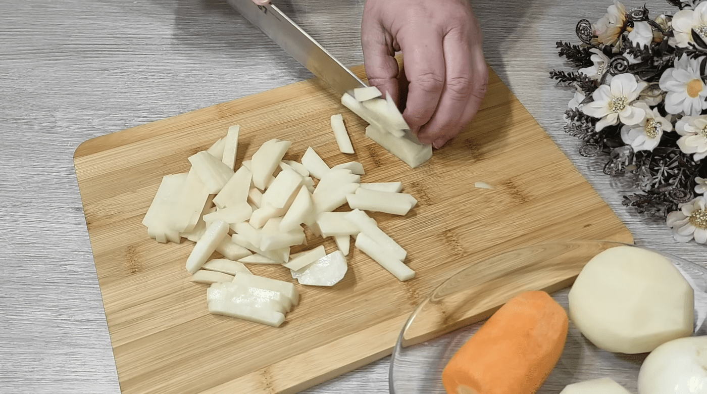 Експерти порадили, на чому краще варити зелений борщ для смаку. Фото: YouTube Кулінарні рецепти від Надії