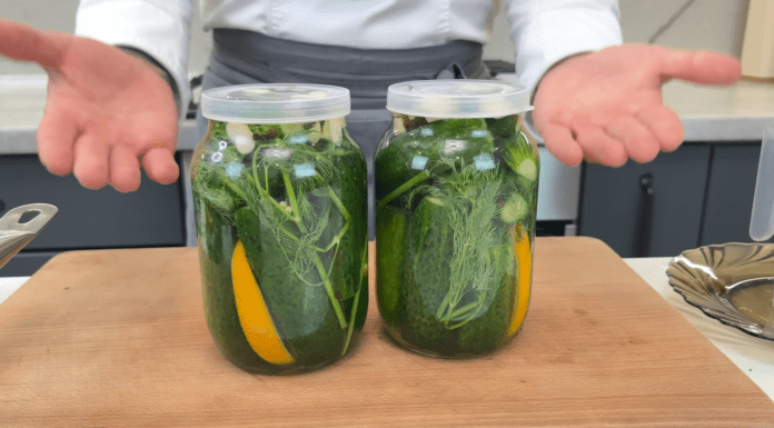 Як приготувати смачні малосольні огірки. Фото: YouTube Іван Янюк 