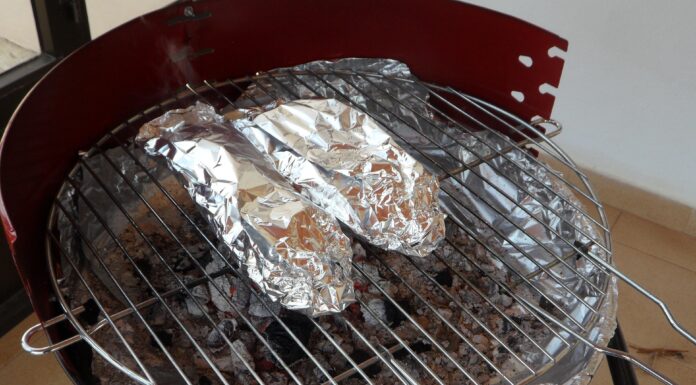 Якою стороною фольги накривати їжу при приготуванні. Фото: Pixabay