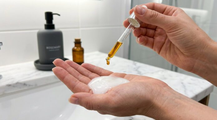 Звичайна ефірна олія може зробити волосся значно красивішим та міцнішим