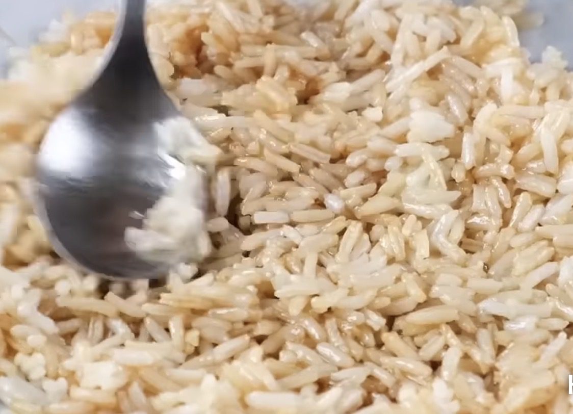 Рецепт незвичайного салату з рису. Фото: YouTube Смачні історії Торчин 