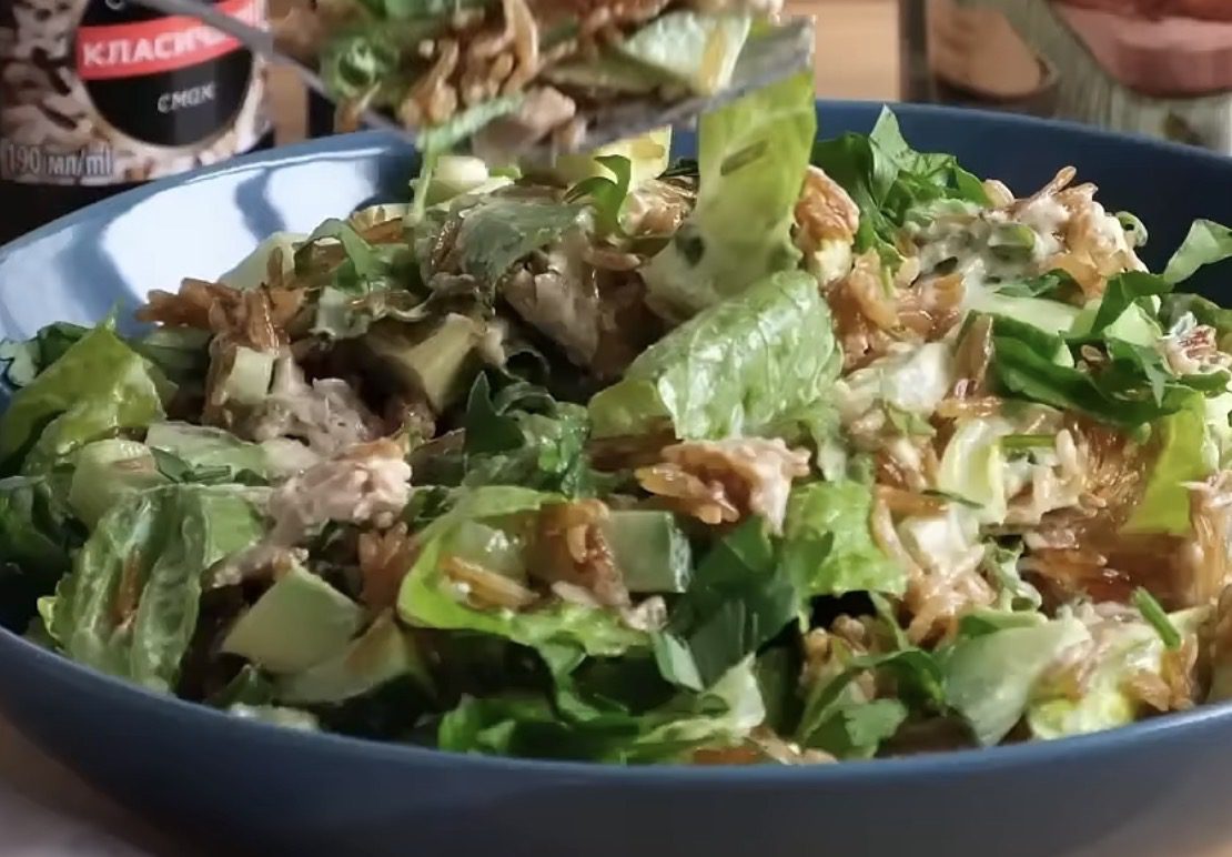 Рецепт незвичайного салату з рису. Фото: YouTube Смачні історії Торчин 