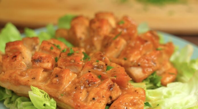 Кулінари розповіли рецепт маринаду для курячого філе, щоб воно було соковитим. Фото: YouTube Alina FooDee