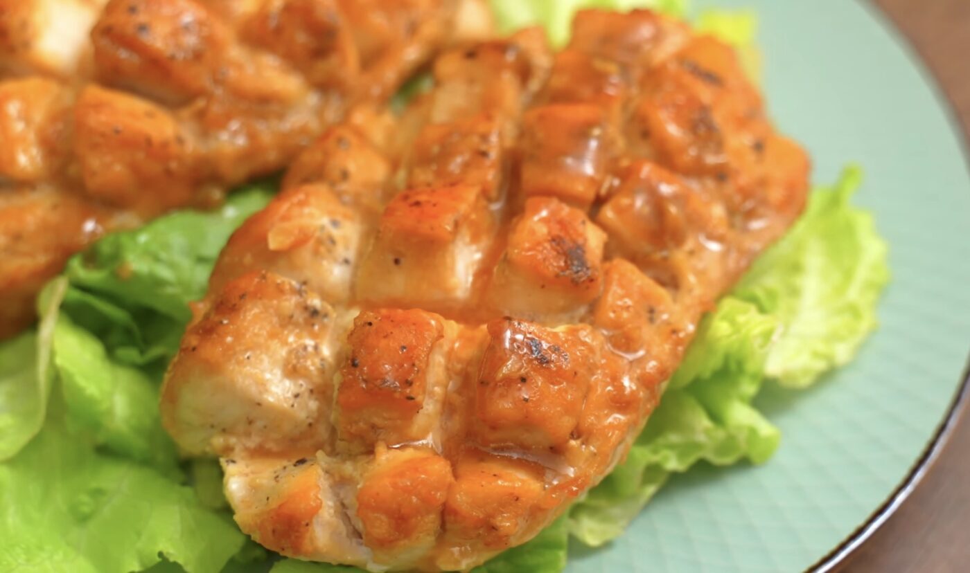 Рецепт маринаду для курячого філе, щоб воно було соковитим. Фото: YouTube Alina FooDee