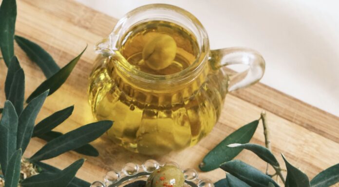 Вчені розповіли, чому оливкова олія вважається дуже корисною. Фото: Pexels