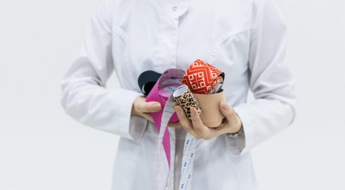 Спеціалісти розповіли, що таке тейпи й кому їх використовувати. Фото: Pexels