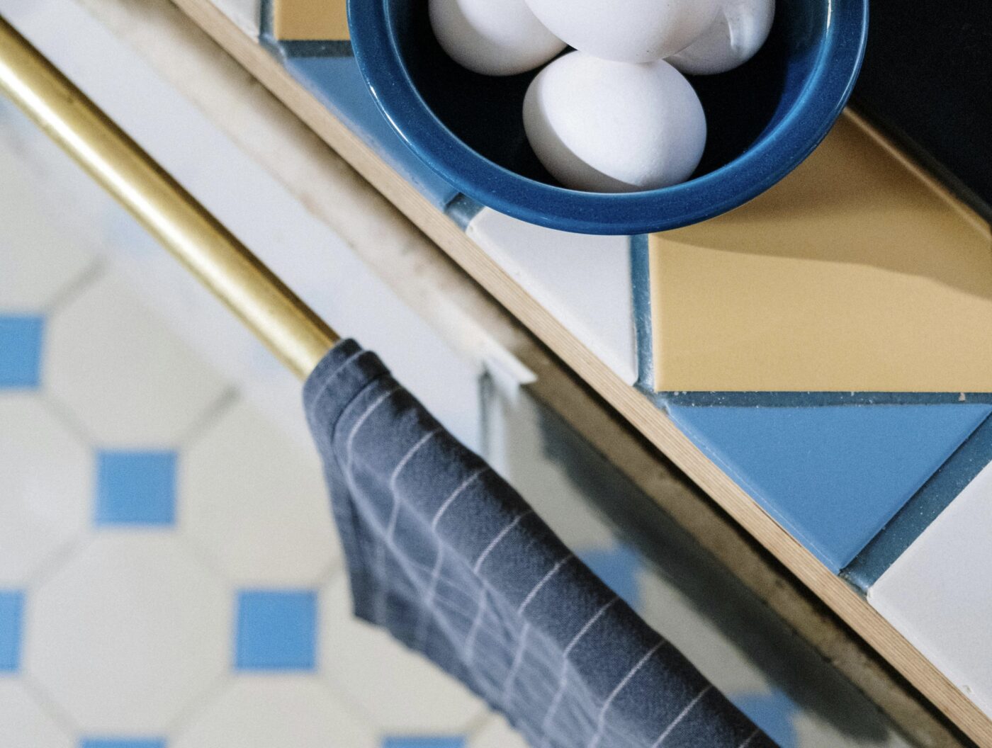 Предмет інтер'єру з 70-х, який знову став модним на кухні. Фото Pexels