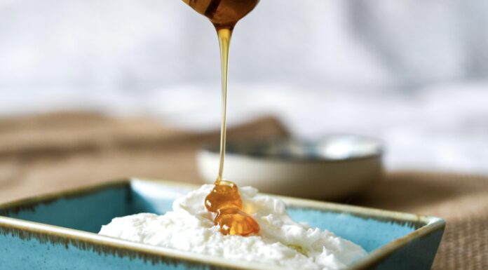 Дієтологи розповіли, чому не варто додавати мед і цукор до сиру. Фото: Pexels