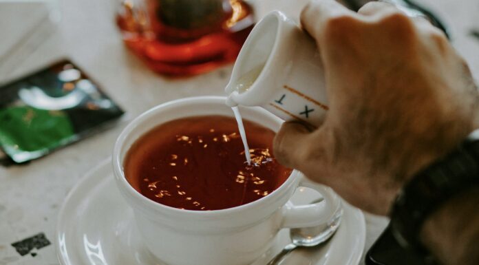 Вчені пояснили, чи можна поєднувати чай з молоком. Фото: Pexels