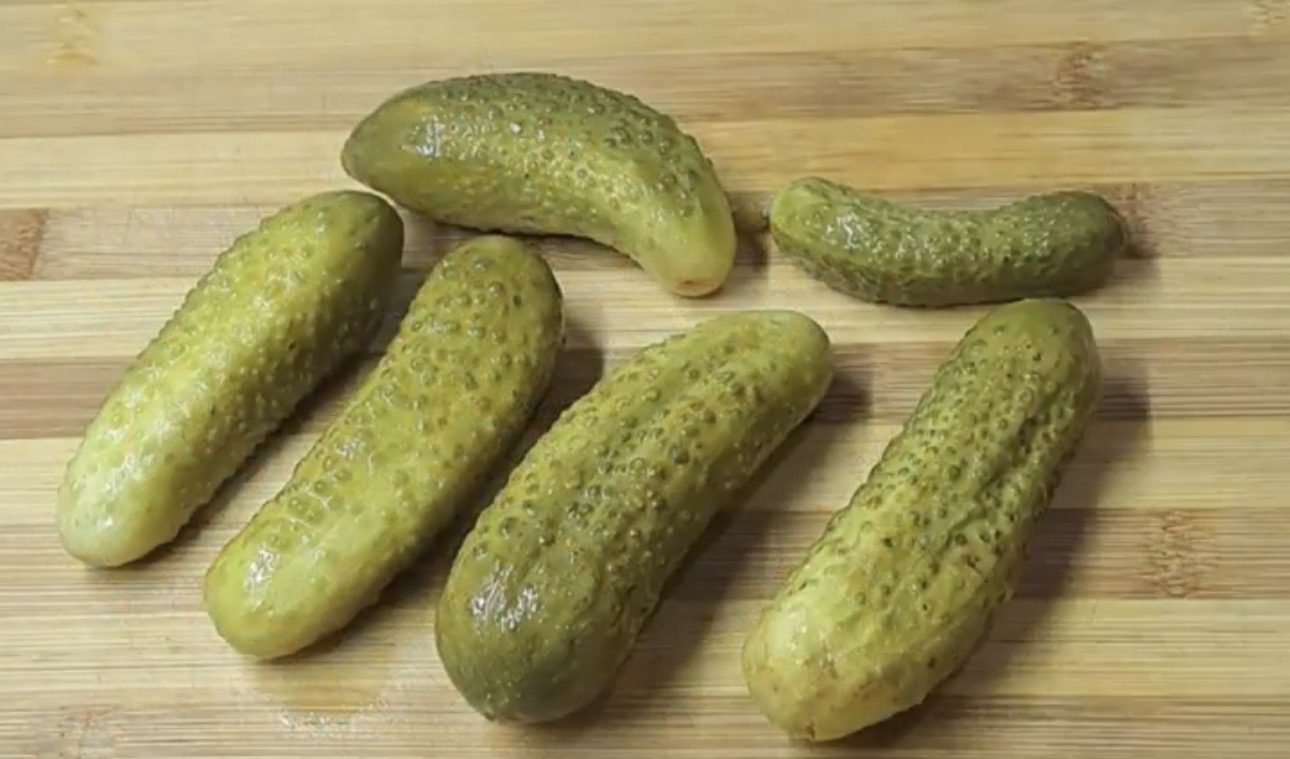 Рецепт салату з курки та солоних огірків. Фото: YouTube Оксана Голіян. Рецепти. Oksana Holiian. Recipes