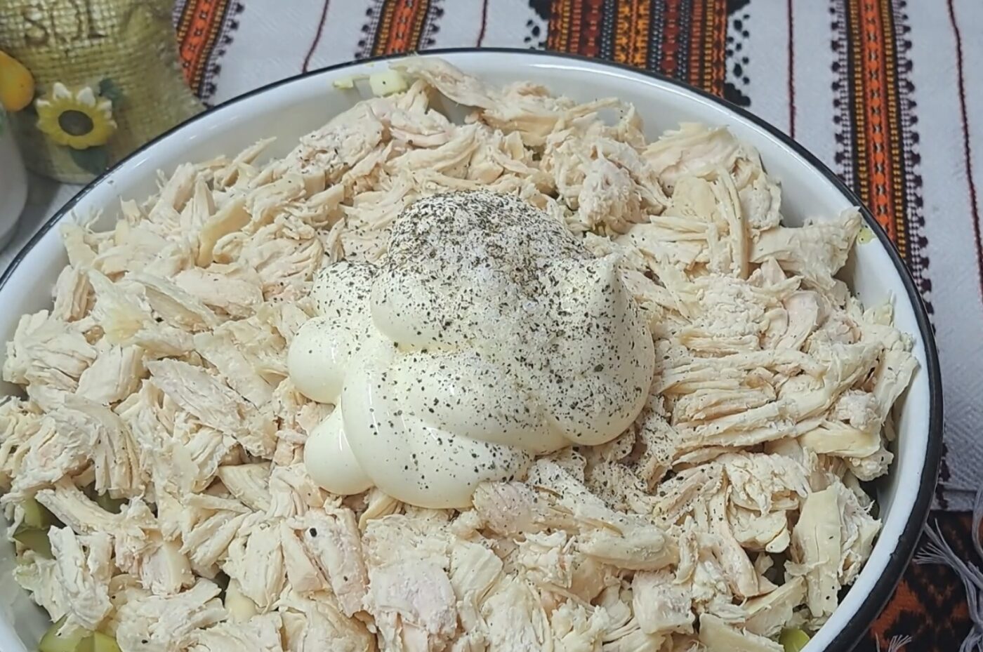 Рецепт салату з курки та солоних огірків. Фото: YouTube Оксана Голіян. Рецепти. Oksana Holiian. Recipes