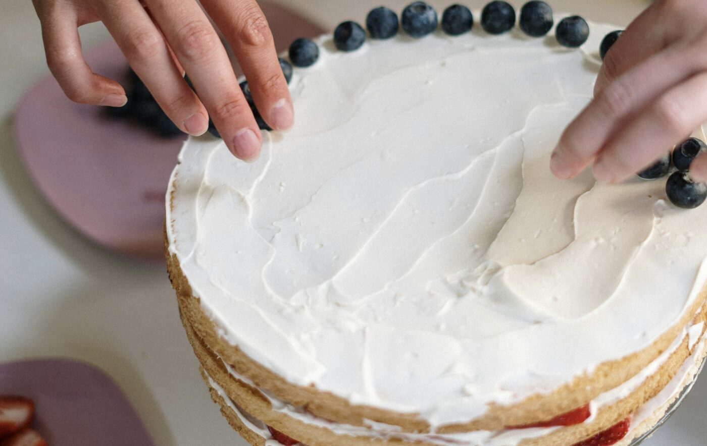 Як просто приготувати універсальний крем для тортів. Фото: Pexels
