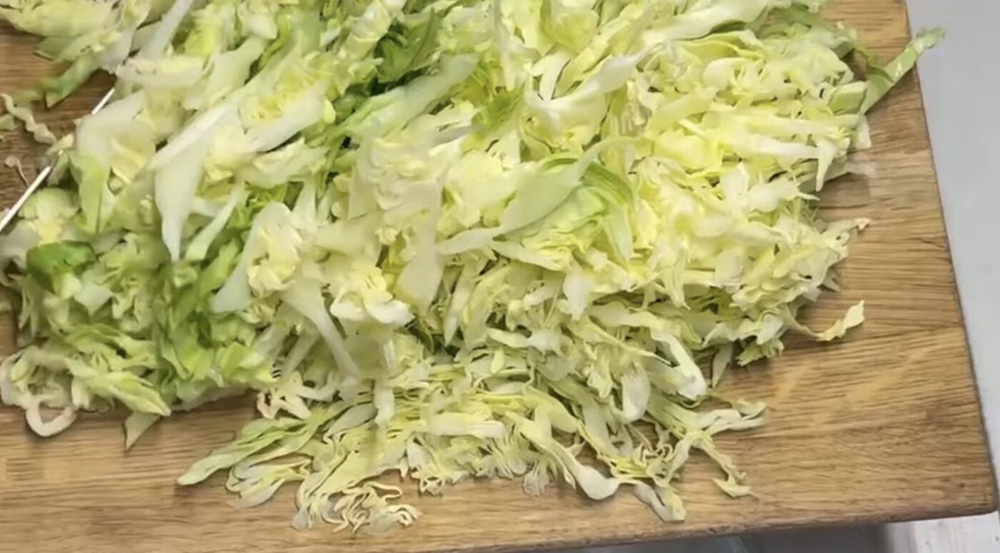 Рецепт швидкого та легкого салату. Фото: YouTube Українська Кухня Кращі Традиції