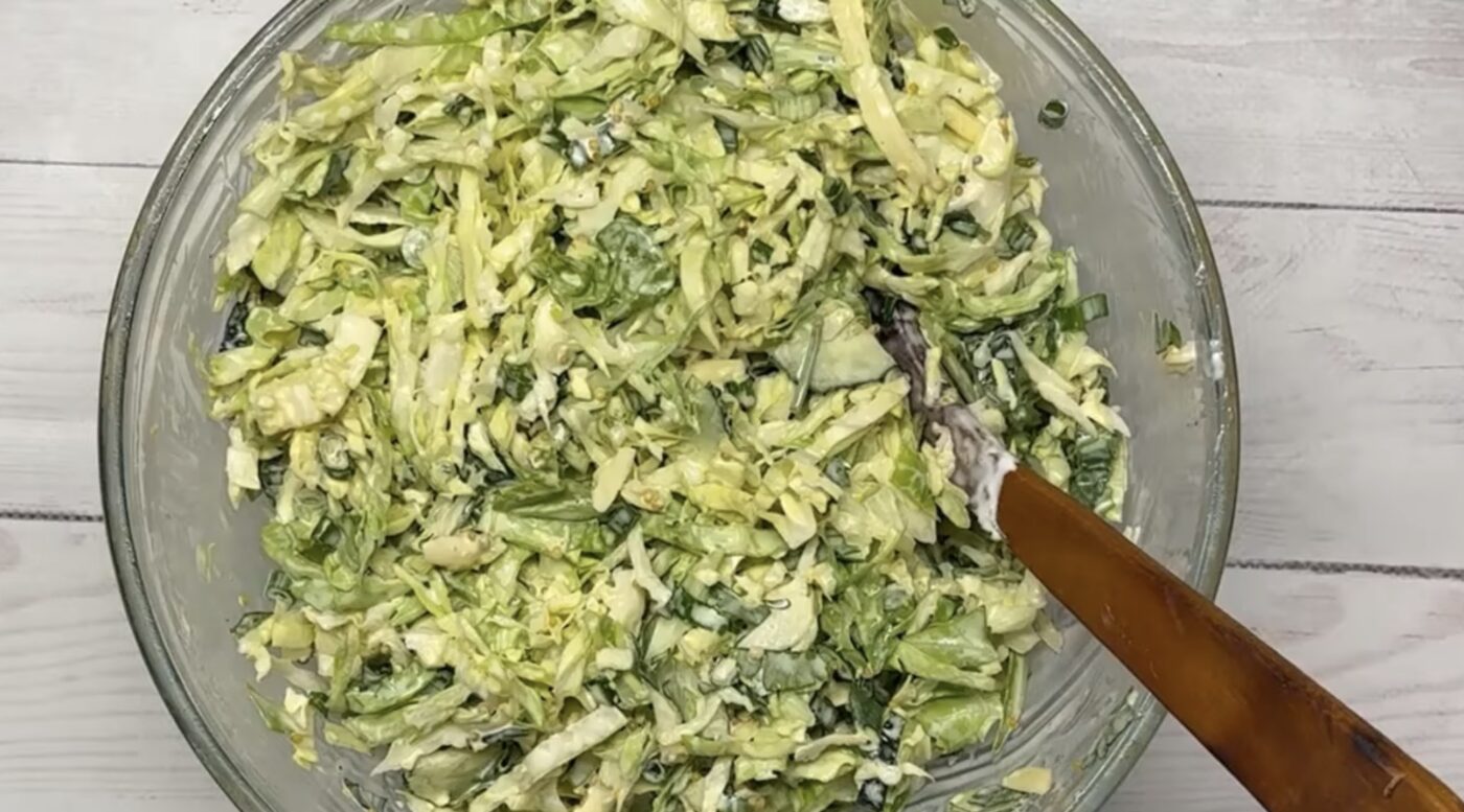Рецепт швидкого та легкого салату. Фото: YouTube Українська Кухня Кращі Традиції