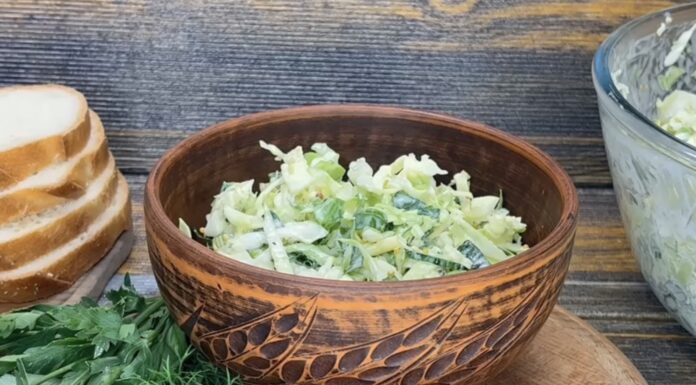 Кухарі поділились рецептом швидкого та легкого салату. Фото: YouTube Українська Кухня Кращі Традиції