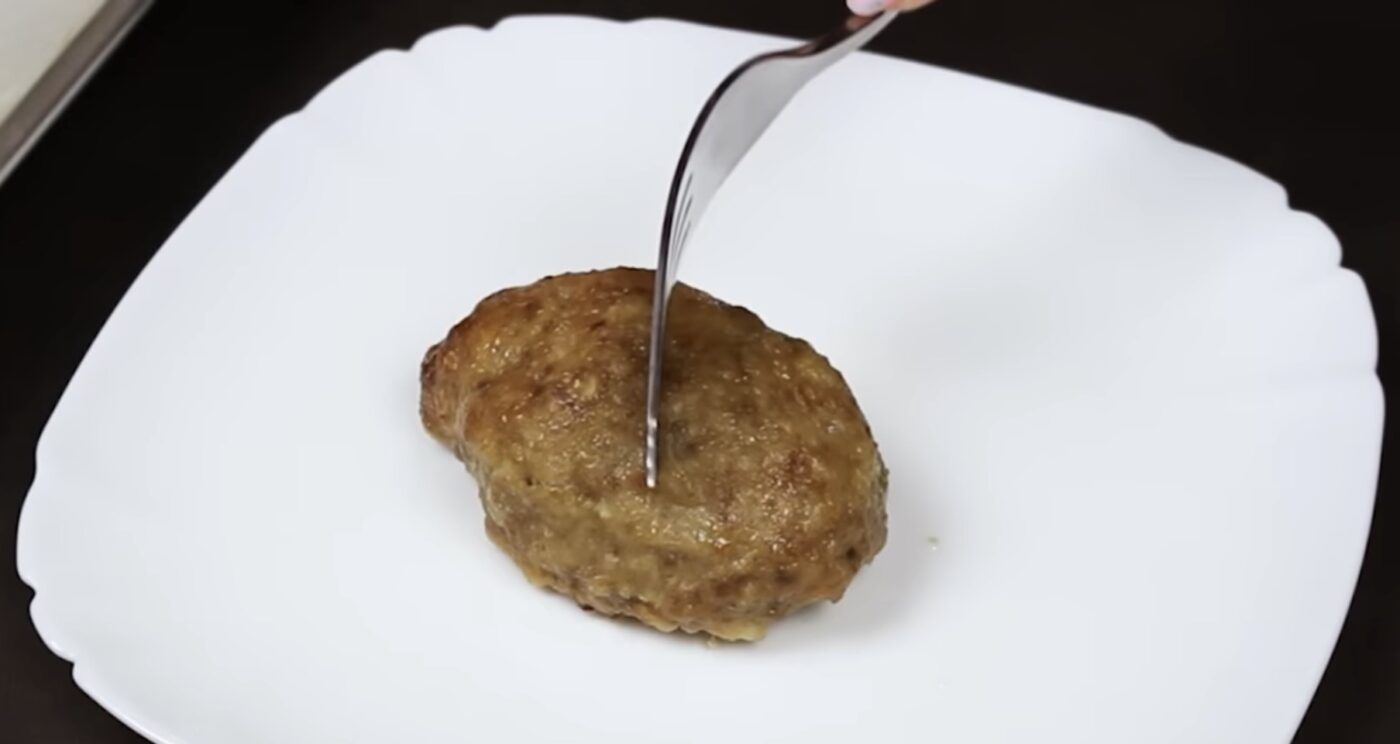 Спосіб приготування котлет, що корисніший за смаження. Фото: YouTube Канал ВО Прості Рецепти