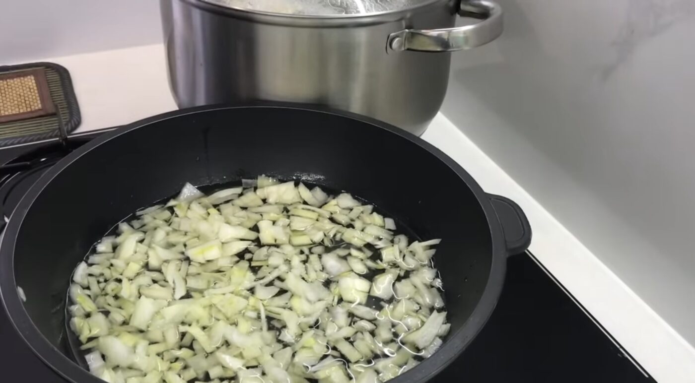 У якому порядку правильно смажити овочі для супу. Фото: YouTube Готуємо разом