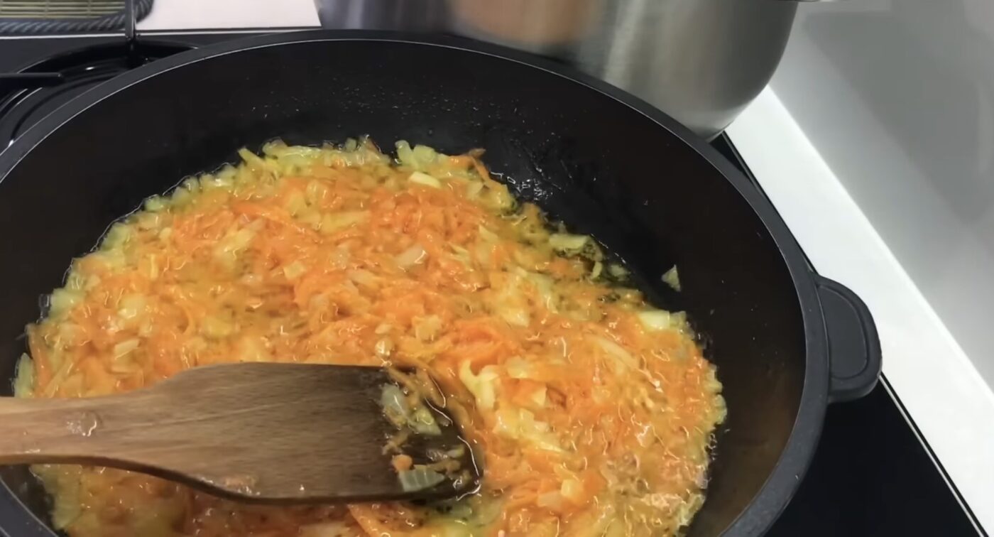 У якому порядку правильно смажити овочі для супу. Фото: YouTube Готуємо разом