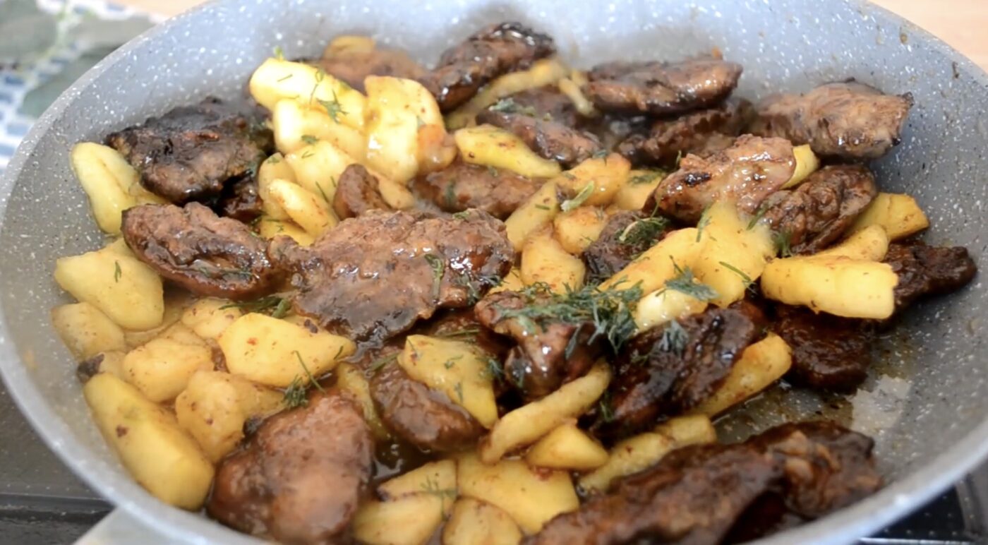 Смачний рецепт карамелізованої печінки. Фото: YouTube/Смачна сторінка