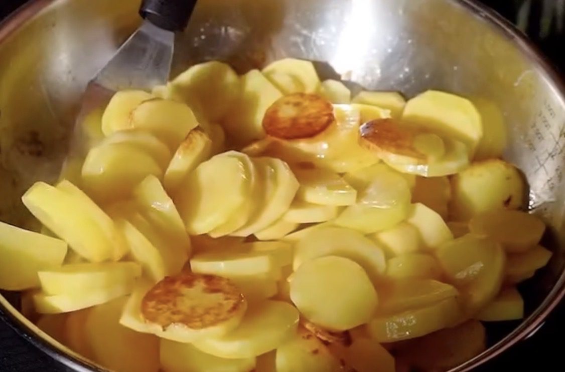 Кухар показав автентичний рецепт смаженої картоплі. Фото: Instagram/yaroslavskyi_vova
