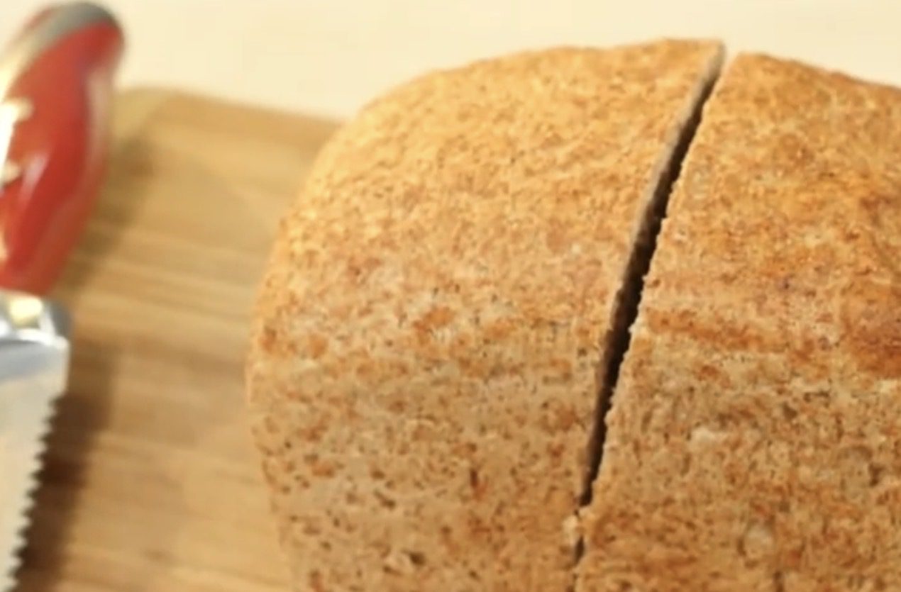 Як правильно нарізати хліб. Фото: YouTube Сніданок з 1+1