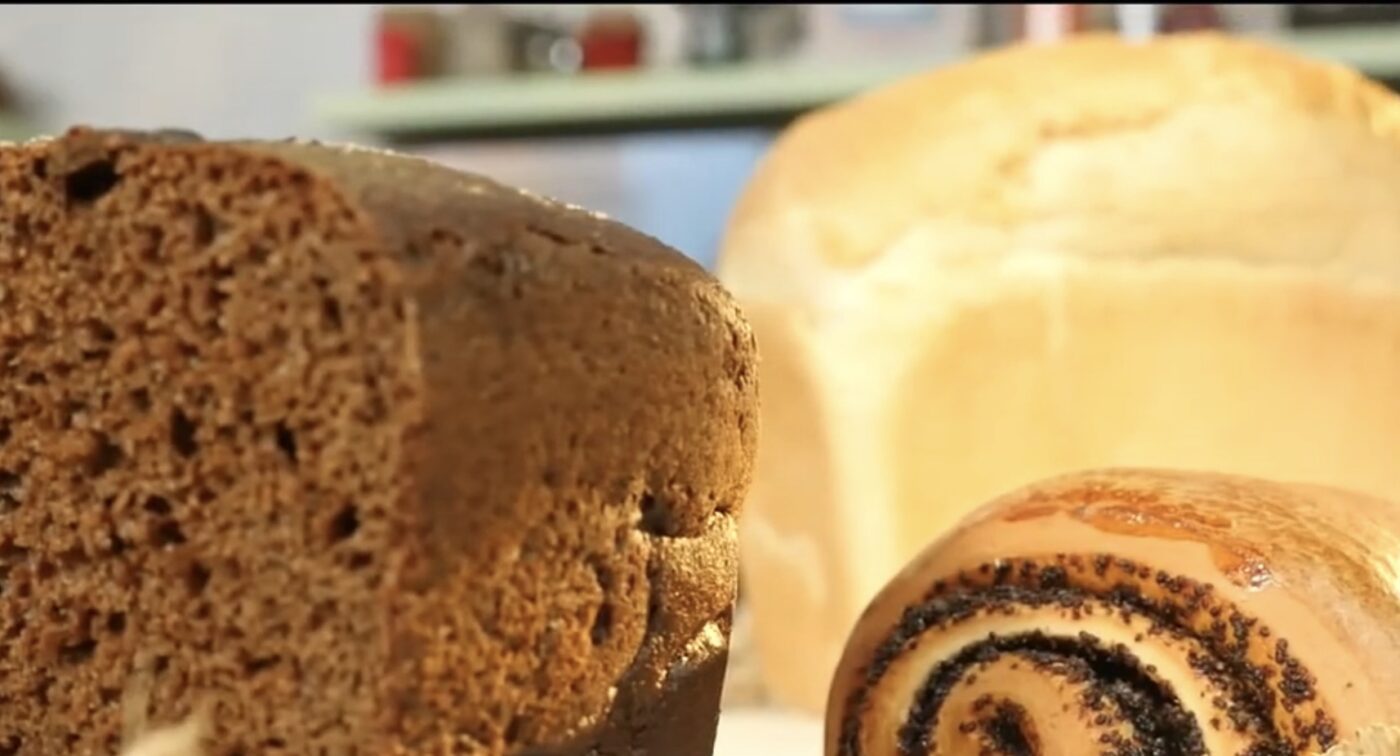 Як правильно нарізати хліб. Фото: YouTube Сніданок з 1+1