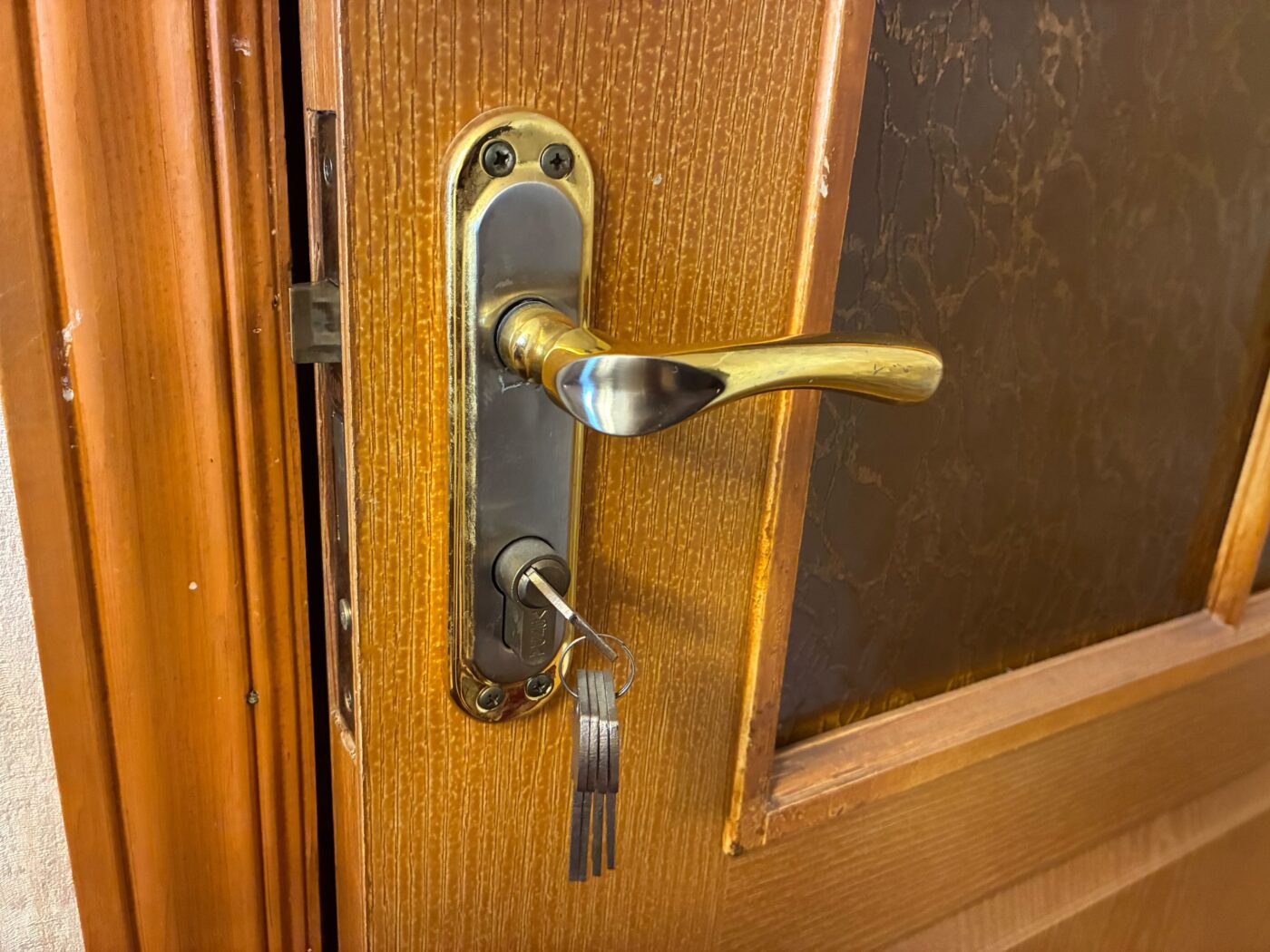 Експерти пояснили, чому краще не залишати ключ у замку на ніч. Фото: Одна Хвилина