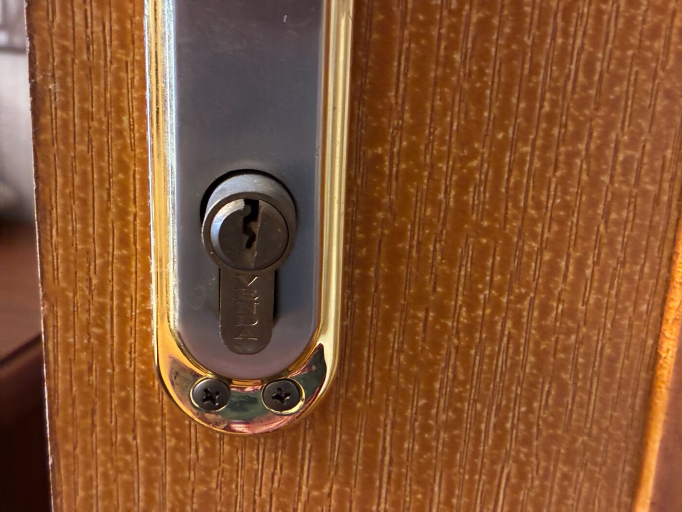 Експерти пояснили, чому краще не залишати ключ у замку на ніч. Фото: Одна Хвилина