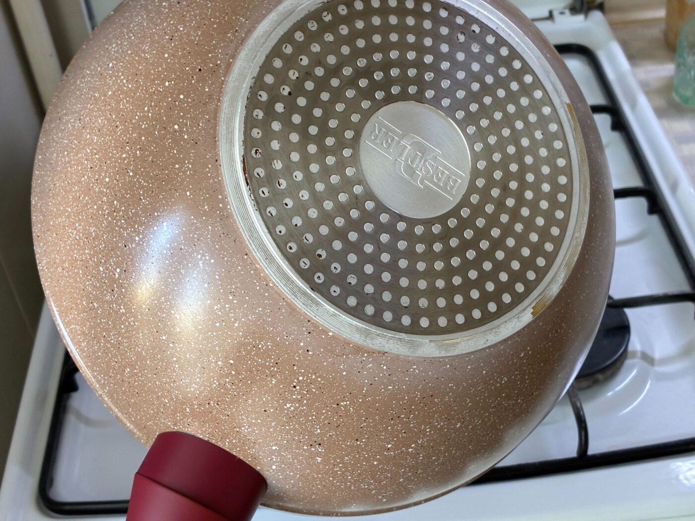 Експерти розповіли, як відновити антипригарне покриття на сковорідці. Фото: Одна Хвилина