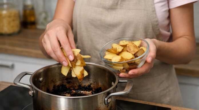 Взяла 1 жменьку цих відходів і заклала у підгорілу каструлю: посуд став чистіший за новенький Як відчистити нагар із каструлі за допомогою лушпиння. Фото: Одна хвилина