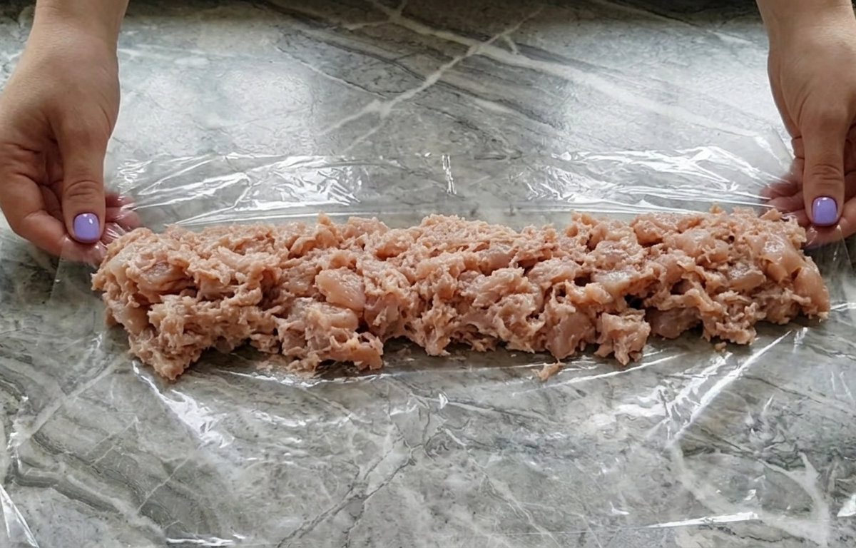 Закручуйте ковбасу максимально щільно, щоб після приготування вона не розпадалася