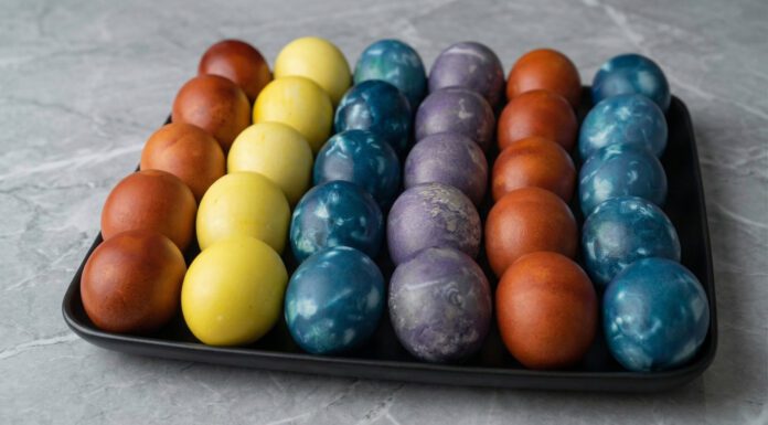 5 способів пофарбувати великодні яйця натуральними барвниками