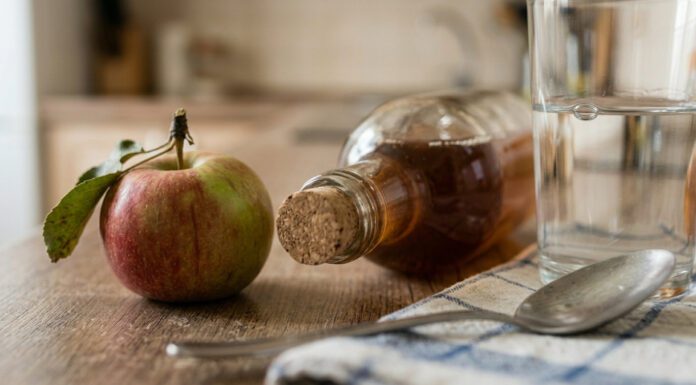 Забула про важкість у шлунку та здуття: почала додавати до вечері 1 ложку яблучного оцту, але з розумом Яблучний оцет може зменшити здуття після вечері при правильному застосуванні