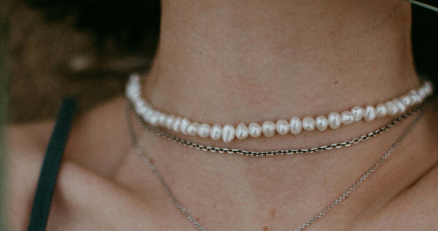 Які прикраси з 90-х стали трендом. Фото: Pexels