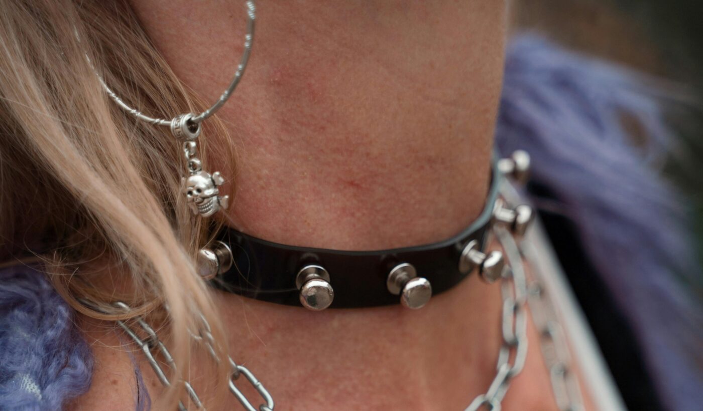 Які прикраси з 90-х стали трендом. Фото: Pexels