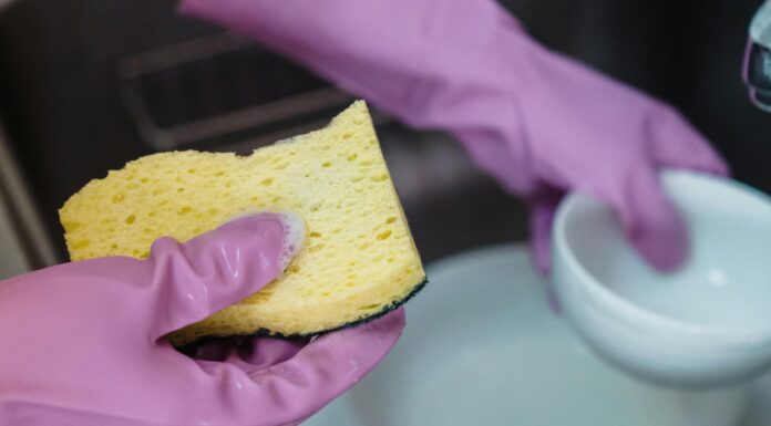 Експерти розповіли, як часто треба змінювати кухонну губку. Фото: Pexels