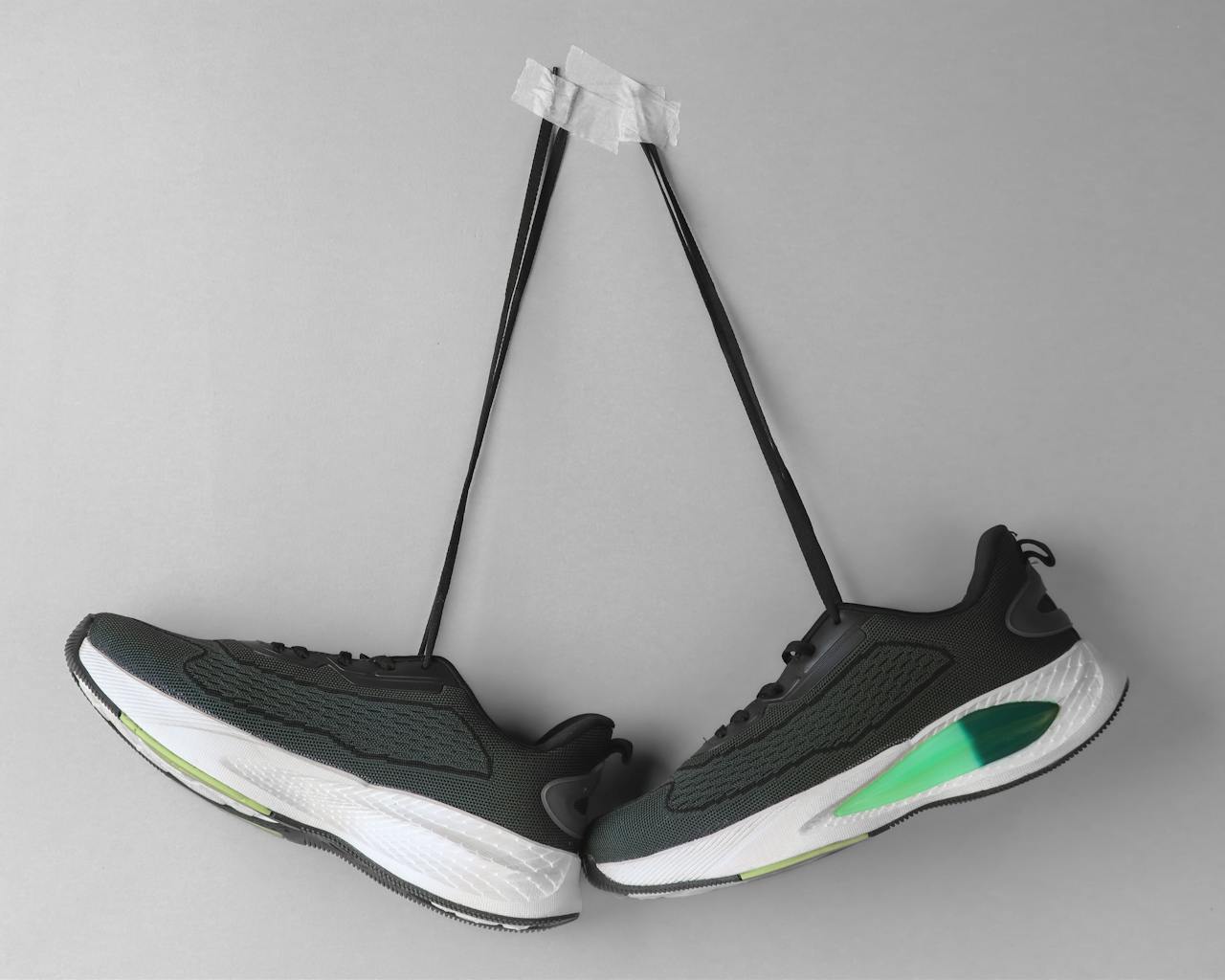 Експерти порадили, як очистити кросівки від неприємного аромату. Фото: Pexels