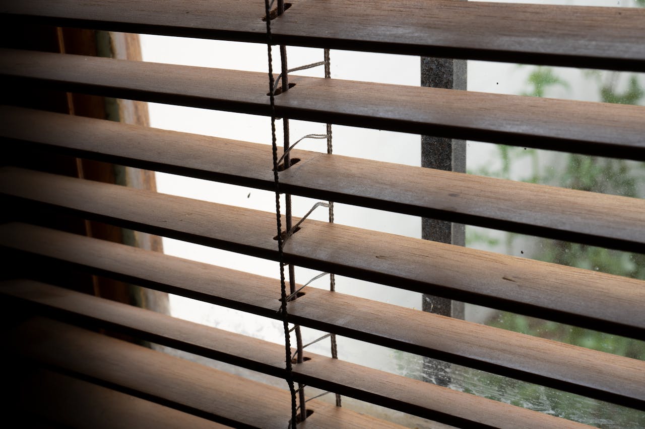 Експерти розповіли, як очистити жалюзі вдома без демонтажу. Фото: Pexels